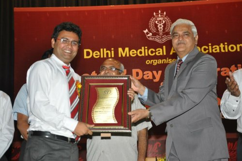 Dr. Manish Sarkar receiving an award at the Delhi Medical Association Doctors’ Day event
