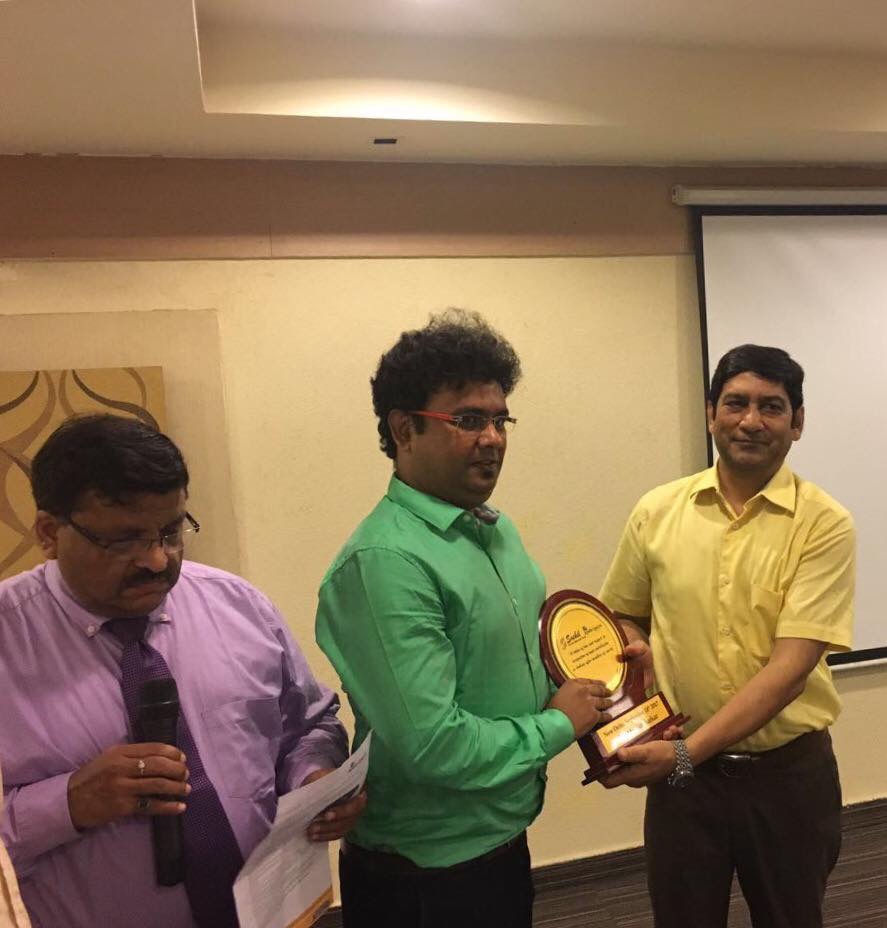 Dr. Manish Sarkar receiving a memento at a medical event